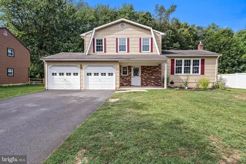 52 Colleen Cir, Ewing, NJ 08638