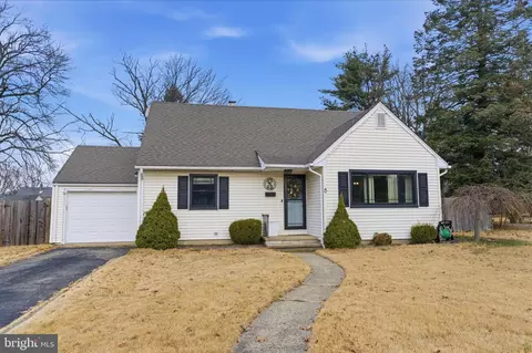 8 Samantha Ln, Hamilton, NJ 08619