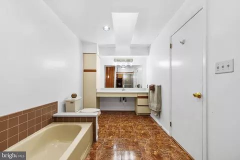 Bath - 16 Jacob Ct, Ewing, NJ 08628 photo 3 of 5