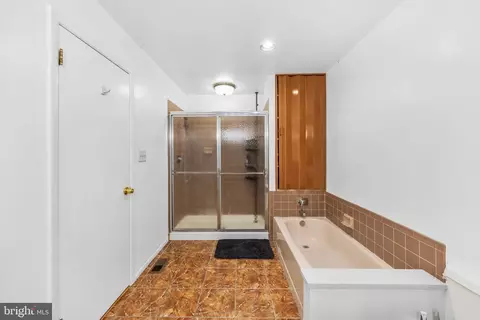 Bath - 16 Jacob Ct, Ewing, NJ 08628 photo 4 of 5