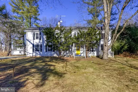 25 Elm Ridge Rd, Pennington, NJ 08534