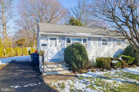 5 Rocky Brook Ct, Hightstown, NJ 08520