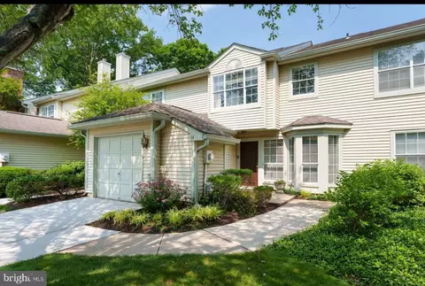 14 Kensington Ct, Princeton, NJ 08540
