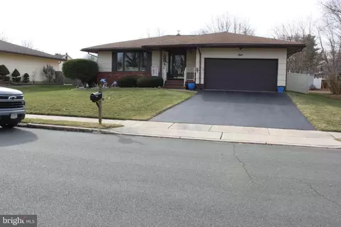 8 Mint Leaf Dr, Hamilton, NJ 08690