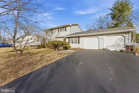 10 Hawthorne Ln, East Windsor, NJ 08520