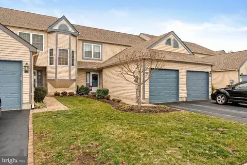 8 Laurel Ct, Hamilton, NJ 08690