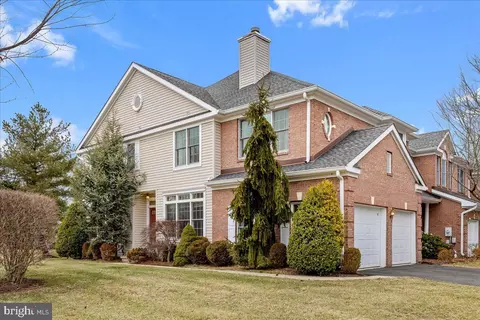 8 Hutchinson Dr, Princeton, NJ 08540