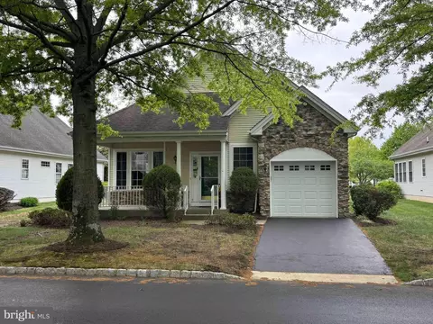 14 Hummingbird Dr, Hamilton, NJ 08690
