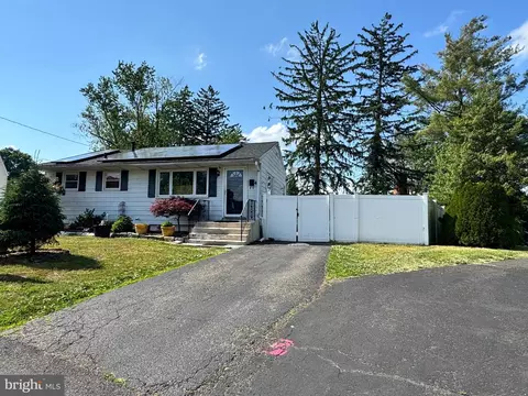 4 Rocky Brook Ct, Hightstown, NJ 08520