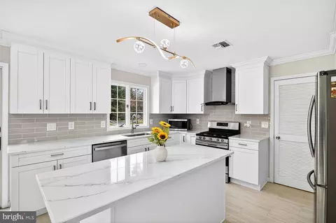 4 Barrington Dr, West Windsor, NJ 08550