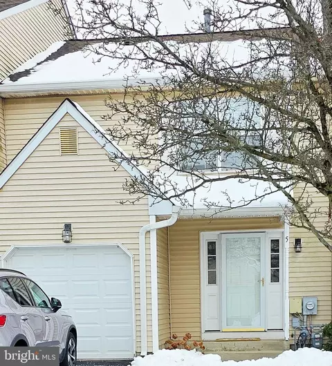 5 Pioneer Ct, Ewing, NJ 08628