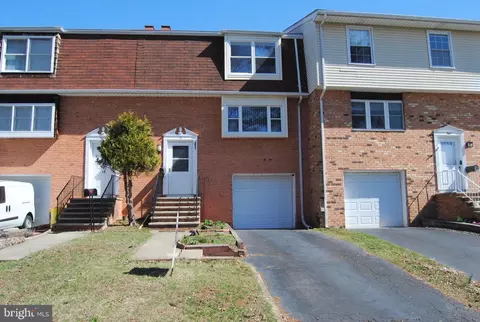 10 Featherbed Ct, Lawrenceville, NJ 08648