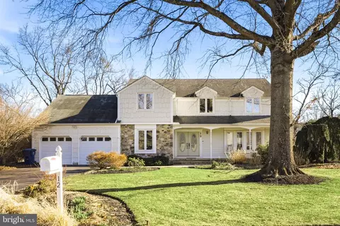 12 Holly Ln, Lawrence Township, NJ 08648