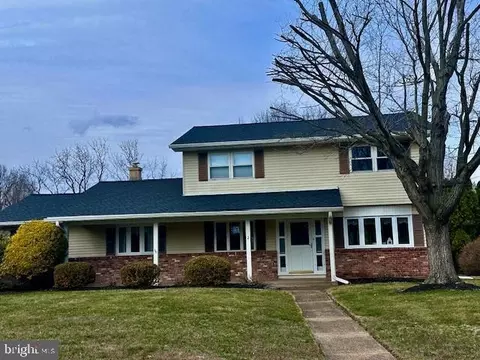 2 Rockleigh Dr, Ewing, NJ 08628