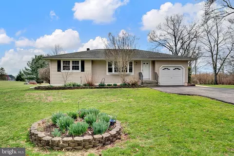 88 Woosamonsa Rd, Pennington, NJ 08534