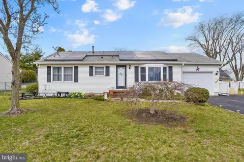12 Hamilton Lks, Hamilton, NJ 08619