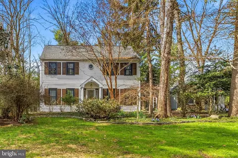 8 Locke Ct, Ewing, NJ 08628