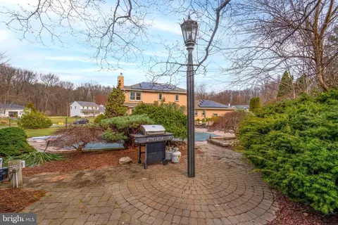 Exterior - 9 Timber Wolf Dr, Hamilton, NJ 08620 photo 9 of 10