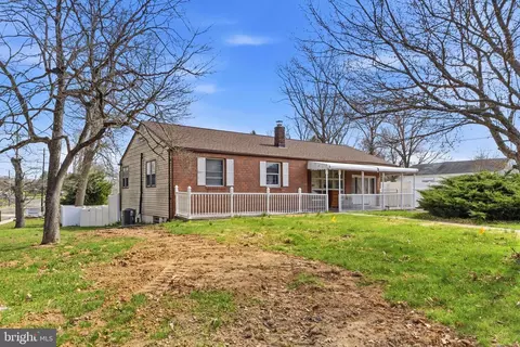 360 Hollowbrook, Ewing, NJ 08638