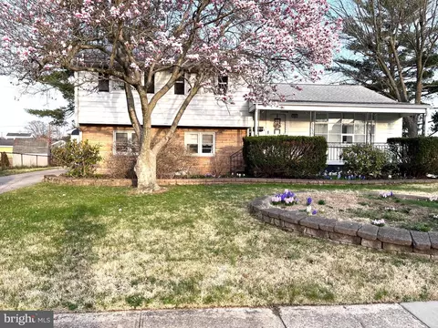 25 Braver Dr, Hamilton, NJ 08610