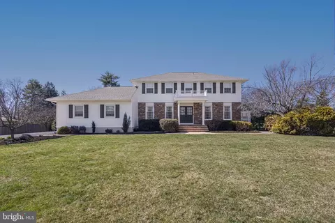 9 Larkspur Ln, Lawrence Township, NJ 08648