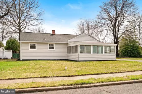 2 Shelburne Dr, Ewing, NJ 08638