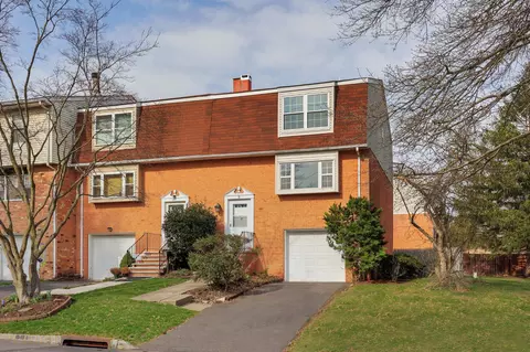 2 Featherbed Ct, Lawrence Township, NJ 08648