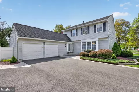 8 Valerie Ln, Lawrenceville, NJ 08648