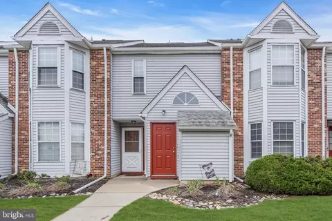 70 Pinewood Dr, Hamilton, NJ 08690