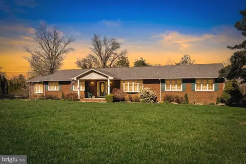 6 Stanley Dr, Robbinsville, NJ 08691