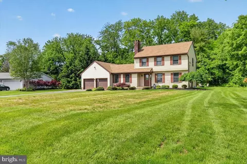 106 Johnstone Dr, Pennington, NJ 08534