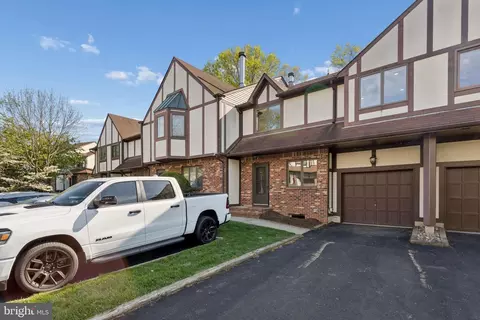 3 Cambridge Dr, Ewing, NJ 08628