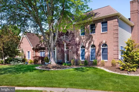 2 Clarendon Ct, Princeton Junction, NJ 08550