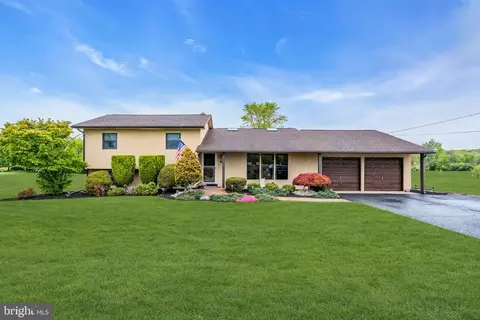 81 Sharon Rd, Robbinsville, NJ 08691