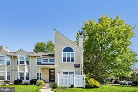 18 Dennis Ct, Hightstown, NJ 08520