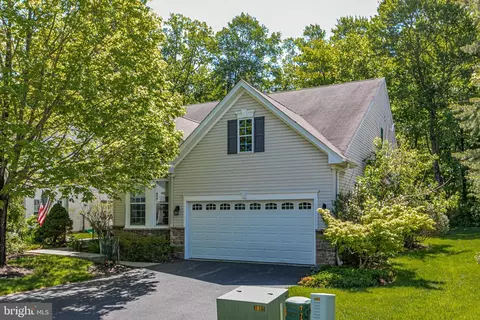 47 Lexington Dr, Pennington, NJ 08534