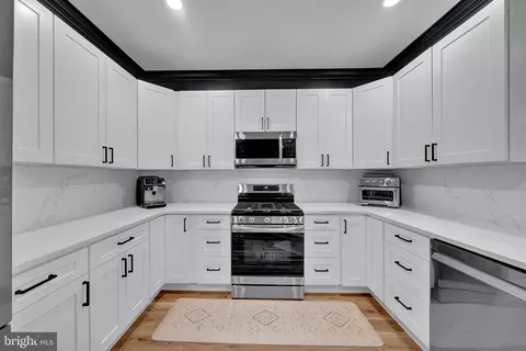 126 Timberlake Dr, Ewing, NJ 08618