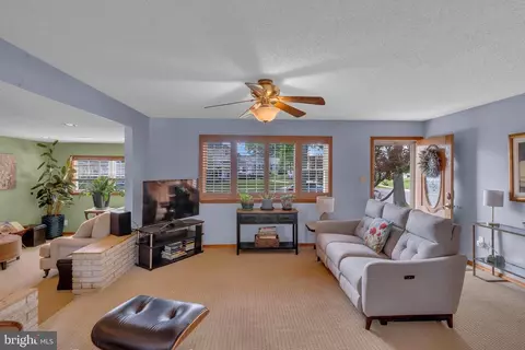 Living - 41 Endicott Rd, Hamilton, NJ 08690 photo 2 of 3