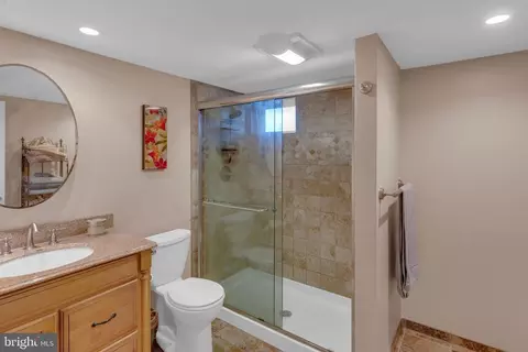Bath - 41 Endicott Rd, Hamilton, NJ 08690 photo 2 of 2