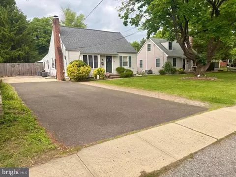 90 Grandview Ave, Hamilton, NJ 08620