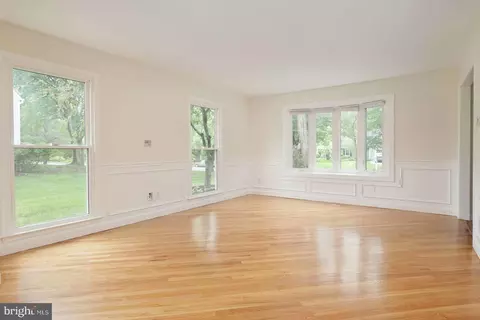 Living - 24 Riverview Dr, Ewing, NJ 08628 photo 3 of 4