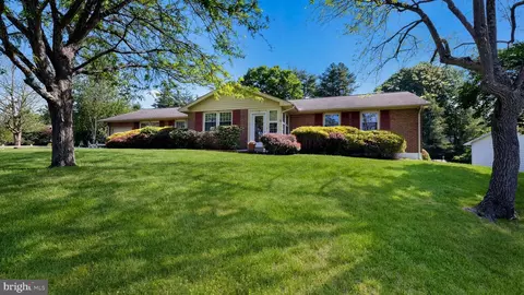 12 Seven Oaks Ln, Ewing, NJ 08628