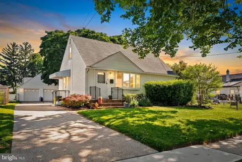 8 Benson La, Hamilton, NJ 08610