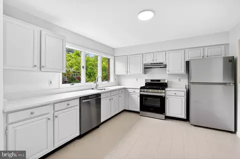 3 Astor Ct, Princeton, NJ 08540