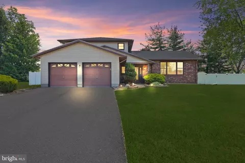 33 Ray Dwier Dr, Hamilton, NJ 08690