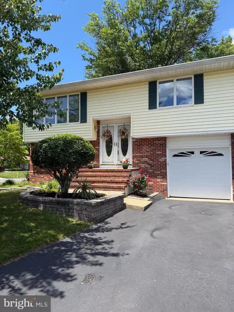 8 Quaint Ln, Hamilton, NJ 08690