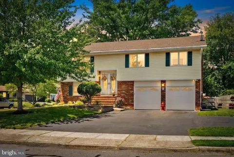 8 Quaint Ln, Hamilton, NJ 08690
