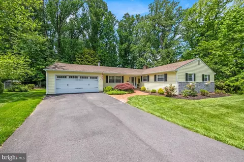 40 Pine Knoll Dr, Lawrence Township, NJ 08648