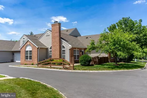 18 Woolsey Ct, Pennington, NJ 08534