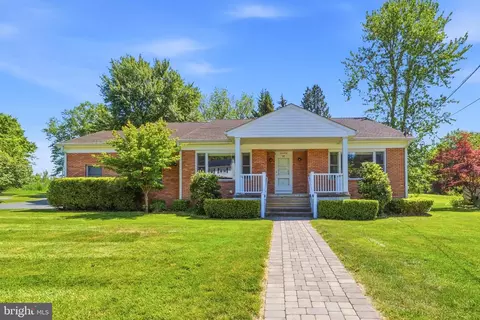 17 Brophy Dr, Ewing, NJ 08638